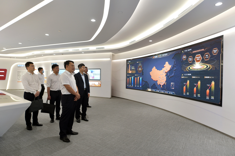 中鐵七局集團副總經理肖春文一行到公司交流座談